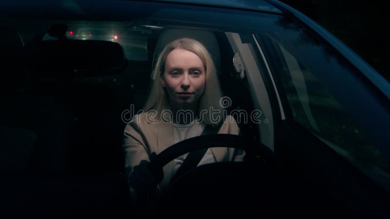 Ruhige zufriedene kaukasische positive Geschäftsfrau weibliche Geschäftsfrau Autofahrerin Lenkung stock footage