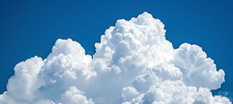 Ruhiger Sommerhimmel mit flauschigen weißen Wolken vor einem ruhigen blauen Hintergrund lizenzfreies stockbild