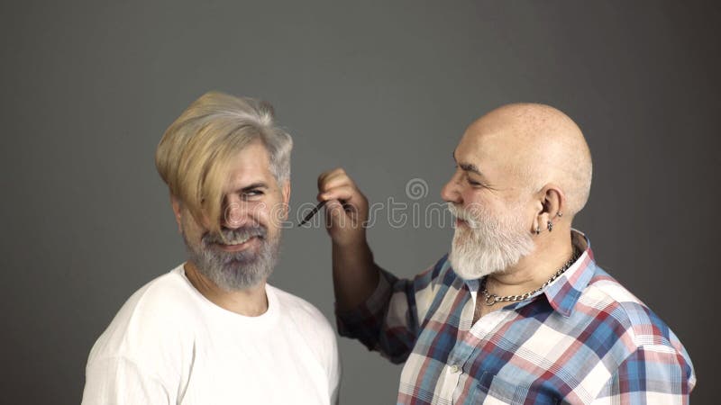 Ruilhandel. haarverzorging. mannelijk gekleurde haarstijl. man in schoonheidssalon.