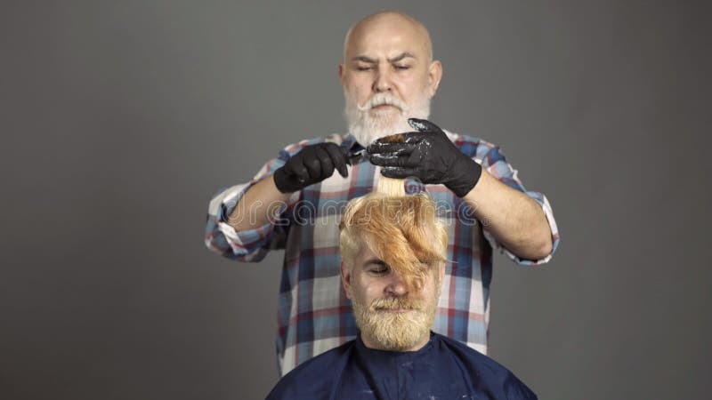 Ruilhandel. verzorging van haar en baard. baardman in barbersalon.