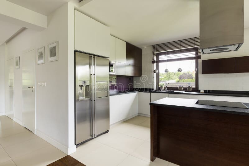 Ruime keuken in modern huis royalty-vrije stock foto Ruime keuken in modern huis royalty-vrije stock foto
