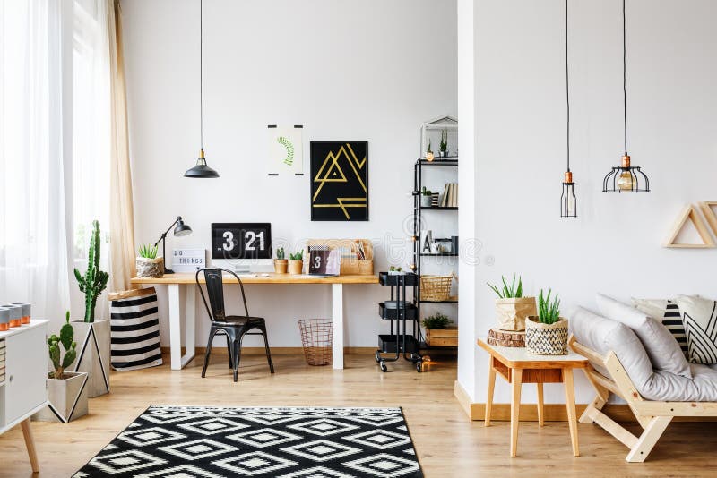 Ruime werkplek met Scandinavisch tapijt stock foto