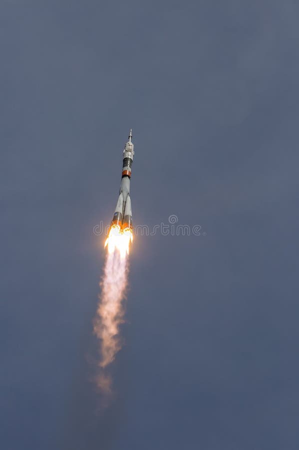 Ruimteschip Soyuz die van spaceport Baikonur aan Internationaal ruimtestation vliegen stock afbeelding Ruimteschip Soyuz die van spaceport Baikonur aan Internationaal ruimtestation vliegen stock afbeelding