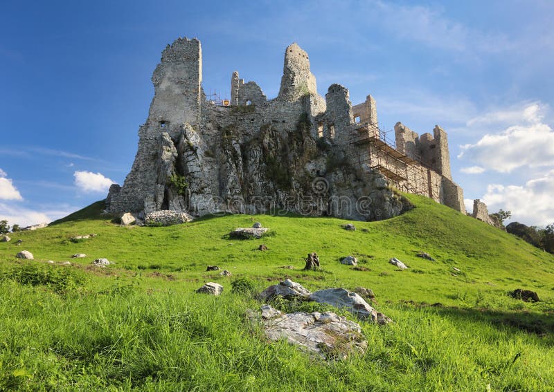 Zřícenina hradu Hrušov na Slovensku