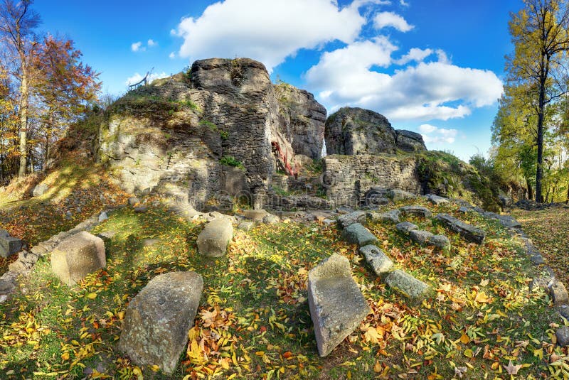Zrúcanina hradu Sitno na jeseň pri Banskej Štiavnici
