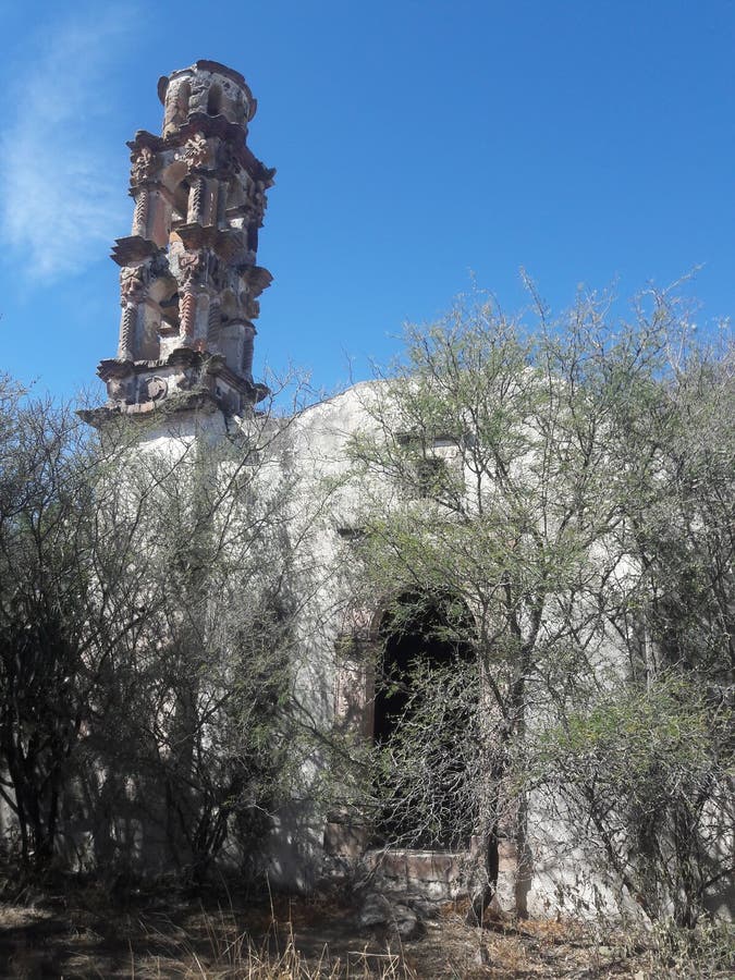 Ruinas Abandonadas De La Iglesia a Las Afueras De San Miguel De Allende  México Por Un Lago En Sendero De Senderismo Imagen editorial - Imagen de  senderismo, miguel: 168619465