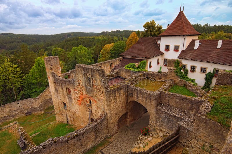 Ruinas antiguas del castillo de Landstejn Es el castillo Románico preservado más viejo y mejor de Europa Concepto del recorrido y fotografía de archivo Ruinas antiguas del castillo de Landstejn Es el castillo Románico preservado más viejo y mejor de Europa Concepto del recorrido y fotografía de archivo