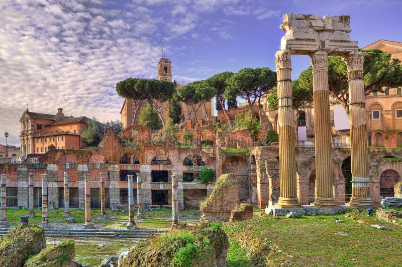 Ruinas antiguas. Roma, Italia.