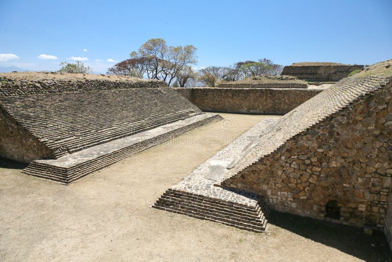 Ruinas antiguas del mexicano en Monte Alban, Oaxaca, México imágenes de archivo libres de regalías Ruinas antiguas del mexicano en Monte Alban, Oaxaca, México imágenes de archivo libres de regalías