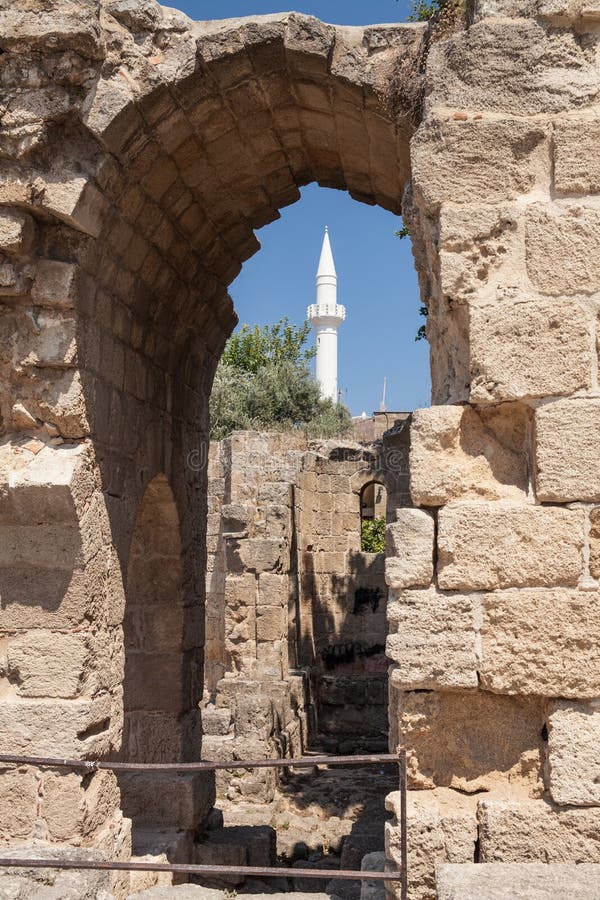 Ruinas de la antigüedad en el centro de ciudad Grecia, Rhodes Island en Rhodes City fotos de archivo Ruinas de la antigüedad en el centro de ciudad Grecia, Rhodes Island en Rhodes City fotos de archivo