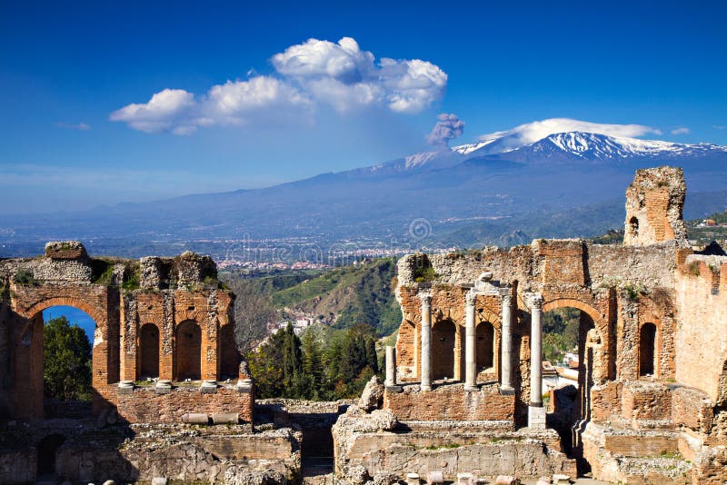 Ruinas de Roman Theater griego, Taormina, Sicilia, Italia imagen de archivo libre de regalías Ruinas de Roman Theater griego, Taormina, Sicilia, Italia imagen de archivo libre de regalías