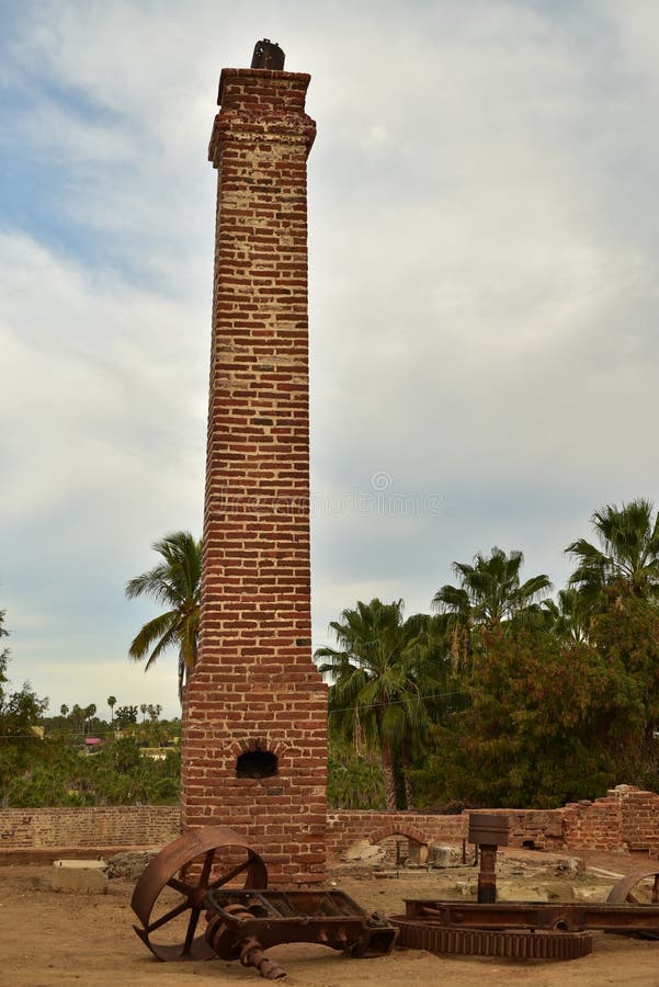 Ruinas del molino de azúcar viejo del ladrillo en Todos Santos, Baja, México foto de archivo Ruinas del molino de azúcar viejo del ladrillo en Todos Santos, Baja, México foto de archivo