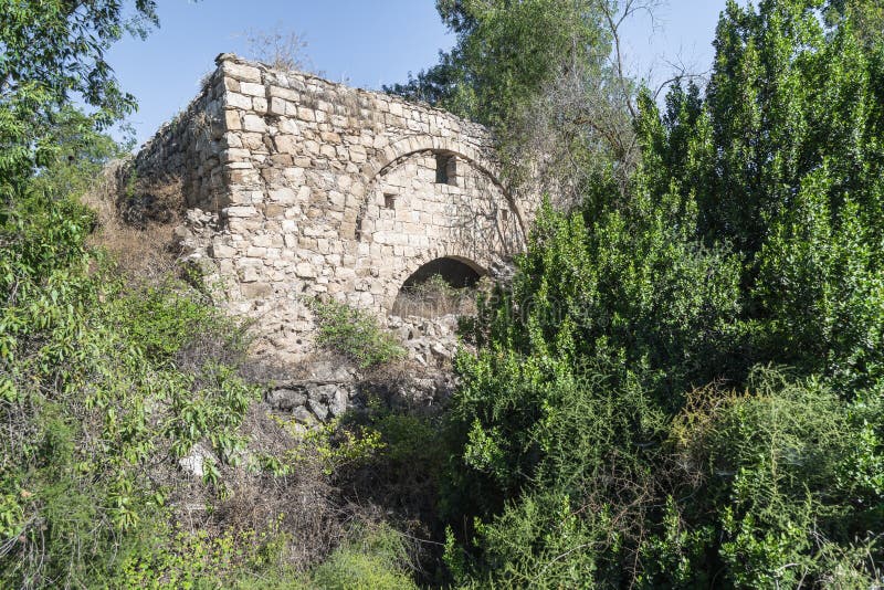 Ruinas del pueblo palestino abandonado Kafr Birim en el norte de Israel en el cual los cristianos Maronites vivieron hasta el cen foto de archivo Ruinas del pueblo palestino abandonado Kafr Birim en el norte de Israel en el cual los cristianos Maronites vivieron hasta el cen foto de archivo