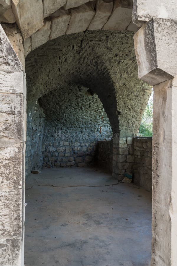 Ruinas del pueblo palestino abandonado Kafr Birim en el norte de Israel en el cual los cristianos Maronites vivieron hasta el cen imagen de archivo Ruinas del pueblo palestino abandonado Kafr Birim en el norte de Israel en el cual los cristianos Maronites vivieron hasta el cen imagen de archivo