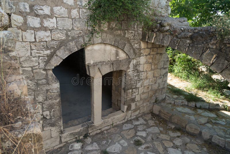 Ruinas del pueblo palestino abandonado Kafr Birim en el norte de Israel en el cual los cristianos Maronites vivieron hasta el cen imagen de archivo Ruinas del pueblo palestino abandonado Kafr Birim en el norte de Israel en el cual los cristianos Maronites vivieron hasta el cen imagen de archivo