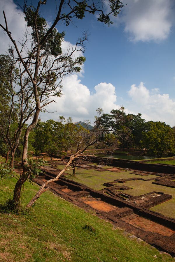 Ruinas encima del palacio y de la fortaleza de la roca del le?n de Sigiriya Sri Lanka foto de archivo Ruinas encima del palacio y de la fortaleza de la roca del le?n de Sigiriya Sri Lanka foto de archivo