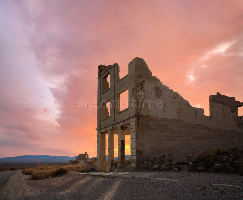 Ruinas y puesta del sol de la riolita