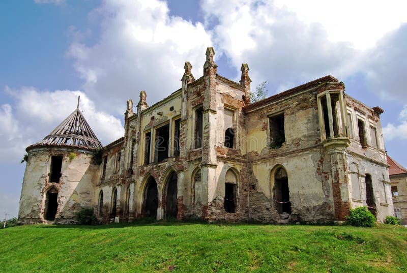 The ruin of the Baroque Bontida castle in Transylvania, near Cluj/Kolozsvar, Romania. The castle was built by the Banffy family. n. The ruin of the Baroque Bontida castle in Transylvania, near Cluj/Kolozsvar, Romania. The castle was built by the Banffy family. n