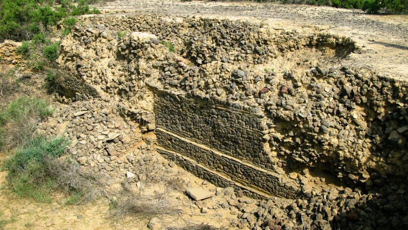 Ruine von alten historischen archäologischen Aushöhlungen bei Adulis, Eritrea stockbilder