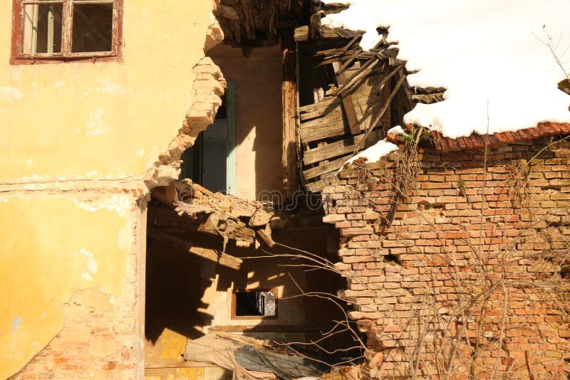 Abbandonato un distrutto antico periodo casa è un cadente separatamente foresta,.