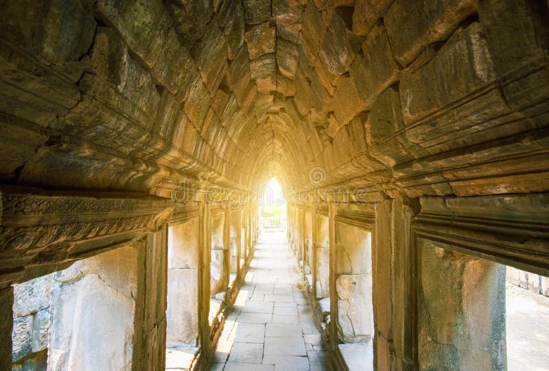 Ruinen des alten Tempels nahe Angkor Wat, Siem Reap, Kambodscha Alte Bogenansicht des buddhistischen Tempels lizenzfreies stockbild Ruinen des alten Tempels nahe Angkor Wat, Siem Reap, Kambodscha Alte Bogenansicht des buddhistischen Tempels lizenzfreies stockbild