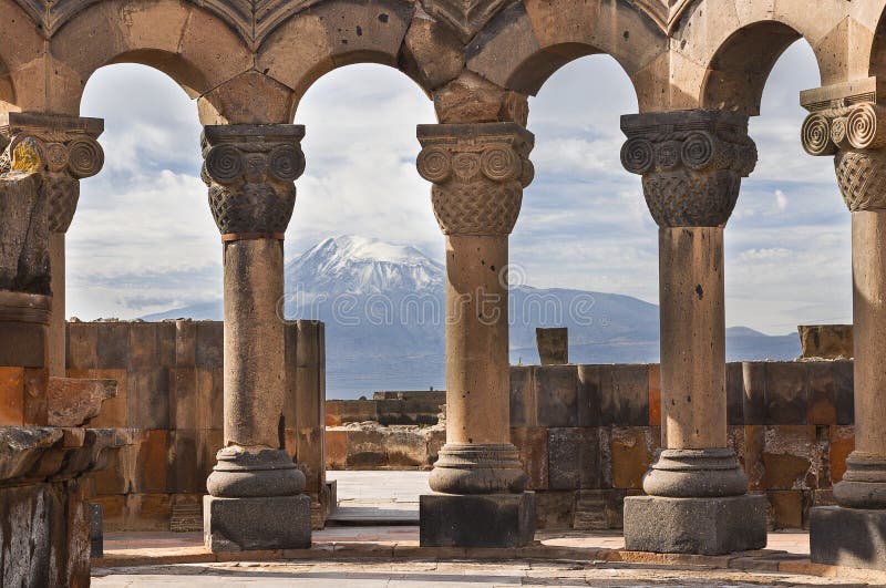 Ruinen des Tempels von Zvartnots und des Ararats im Hintergrund, in Eriwan, Armenien lizenzfreie stockfotografie Ruinen des Tempels von Zvartnots und des Ararats im Hintergrund, in Eriwan, Armenien lizenzfreie stockfotografie