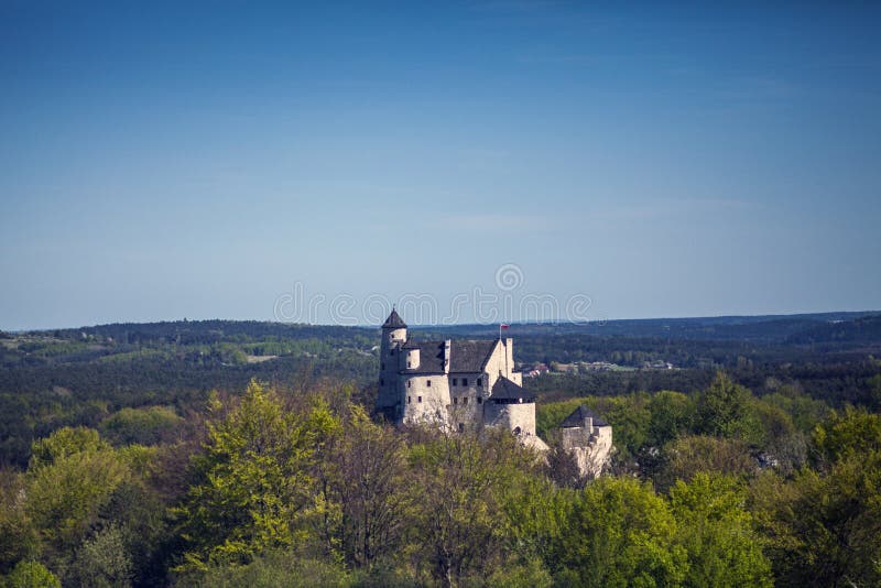 Ruinen eines gotischen Schlosses in Bobolice, Polen Schloss im vill lizenzfreie stockfotografie Ruinen eines gotischen Schlosses in Bobolice, Polen Schloss im vill lizenzfreie stockfotografie