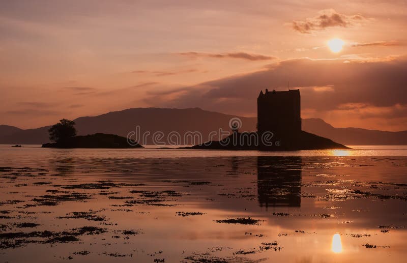 Ruinen-schottischer Schloss-Jäger bei Sonnenuntergang lizenzfreies stockbild Ruinen-schottischer Schloss-Jäger bei Sonnenuntergang lizenzfreies stockbild