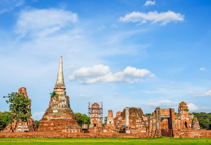 Ruinen von Buddha-Statuen und -pagode in Wat Mahathat, Si Phra Nakhon Ayutthaya-Provinz ist es einer der Tempel im Bezirk stockfotografie Ruinen von Buddha-Statuen und -pagode in Wat Mahathat, Si Phra Nakhon Ayutthaya-Provinz ist es einer der Tempel im Bezirk stockfotografie