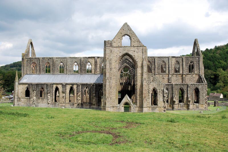 Ruinen von Tintern-Abtei - Dorf von Tintern Monmouthshire - Wales lizenzfreie stockfotos Ruinen von Tintern-Abtei - Dorf von Tintern Monmouthshire - Wales lizenzfreie stockfotos
