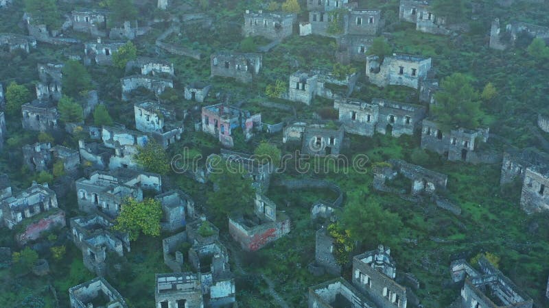 Ruines anciennes du village grec abandonné kayakoy banque de vidéos