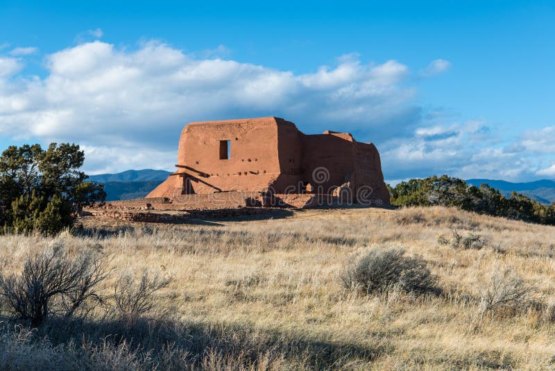 Ruines d'une église espagnole de mission de vieil adobe dans un pré herbeux en parc historique national des PECO photo stock Ruines d'une église espagnole de mission de vieil adobe dans un pré herbeux en parc historique national des PECO photo stock
