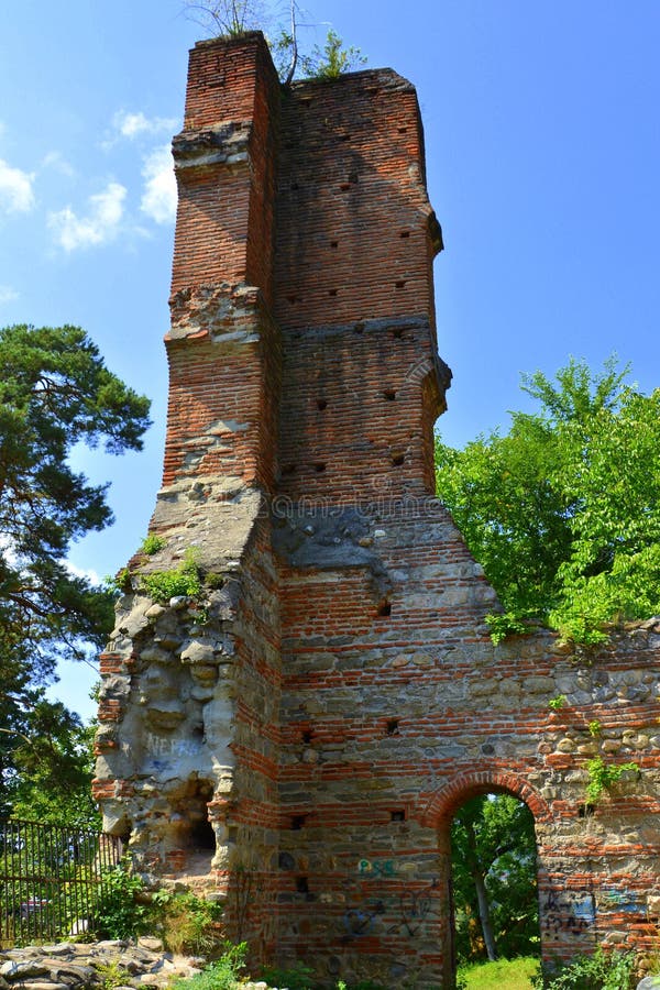Ruines d'une église orthodoxe au début du 16ème siècle de â„¢ de † de Curtea de ArgeÃƒË photos libres de droits