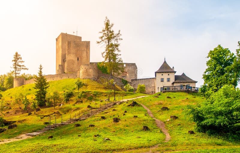Ruines de château de Landstejn dans le Canada tchèque, Czechia photographie stock libre de droits Ruines de château de Landstejn dans le Canada tchèque, Czechia photographie stock libre de droits