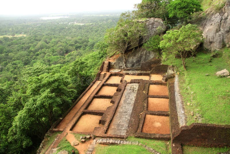 Ruines de forteresse sur la roche de Sigiriya, Sri Lanka photographie stock libre de droits Ruines de forteresse sur la roche de Sigiriya, Sri Lanka photographie stock libre de droits