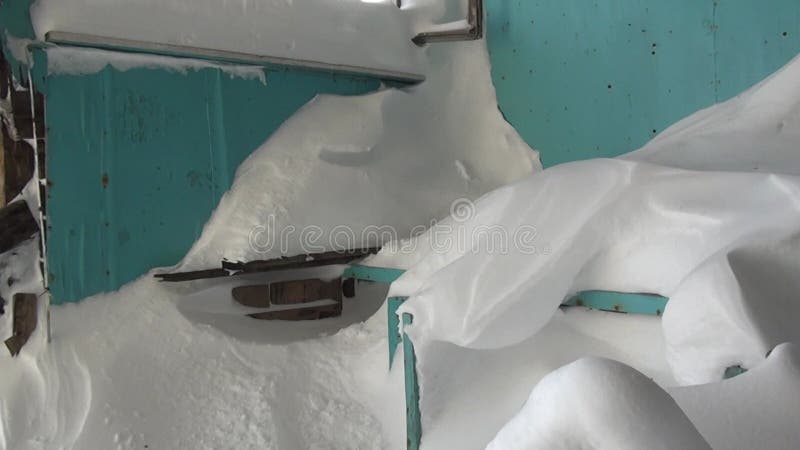 Ruines de neige abandonné maison fantôme ville mines de charbon sur le loin nord de la russie. banque de vidéos