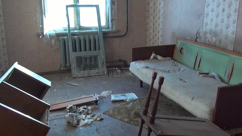 Ruines de neige abandonné maison fantôme ville mines de charbon sur le loin nord de la russie. banque de vidéos