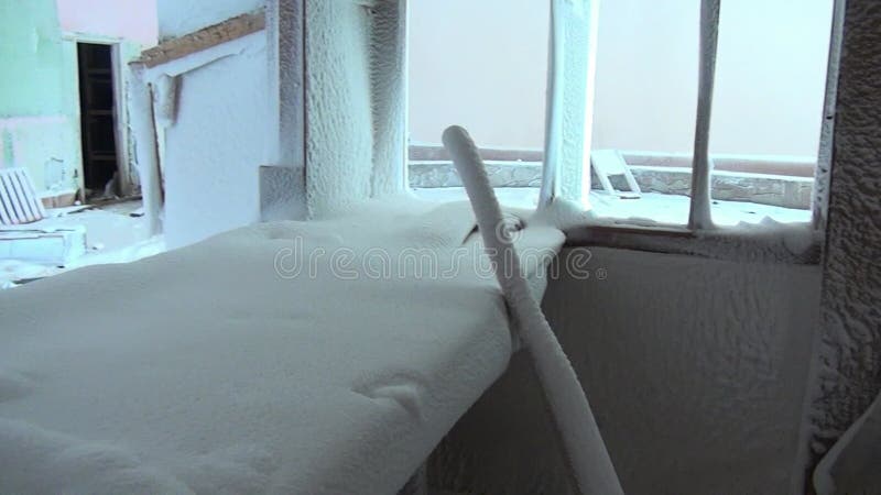 Ruines de neige abandonnés officiers maison dans ville fantôme mines de charbon russie. clips vidéos