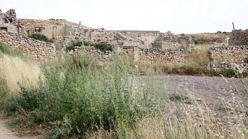 Ruines des maisons rustiques abandonnées faites en pierre à côté de Borja, province de Saragosse banque de vidéos
