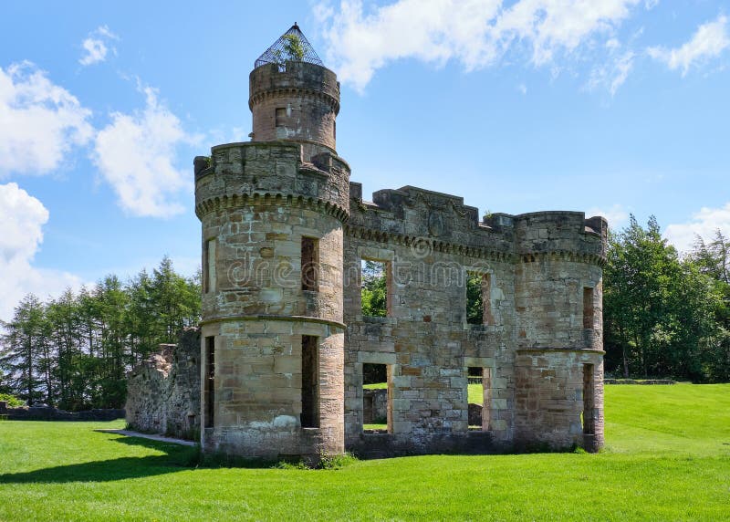 Ruines écossaises antiques chez Eglinton dans l'été image libre de droits Ruines écossaises antiques chez Eglinton dans l'été image libre de droits