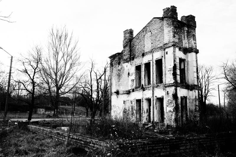 Ruiniertes altes Haus in Schwarzweiss lizenzfreie stockfotos Ruiniertes altes Haus in Schwarzweiss lizenzfreie stockfotos