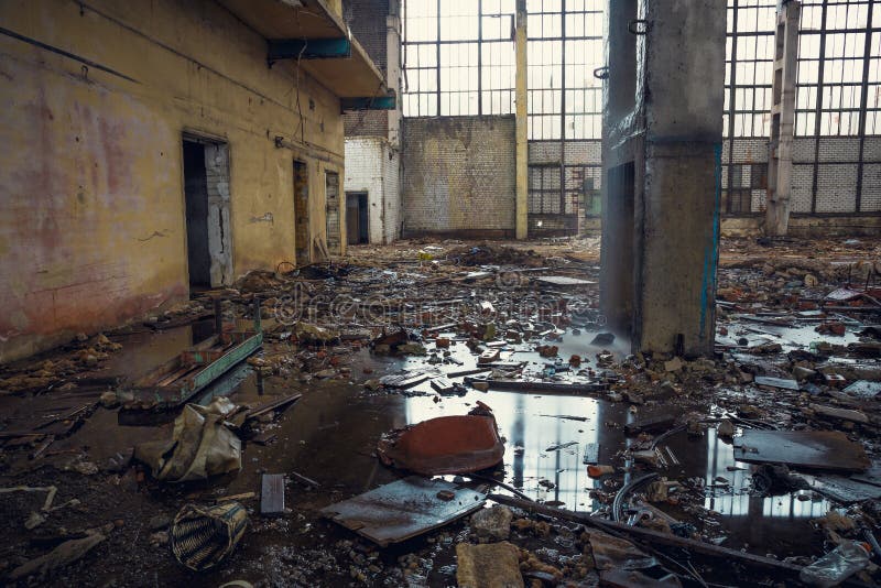 Ruiniertes Industriegebäude mit Pfützen aus den Grund, gruseliges verlassenes Lager lizenzfreies stockfoto Ruiniertes Industriegebäude mit Pfützen aus den Grund, gruseliges verlassenes Lager lizenzfreies stockfoto