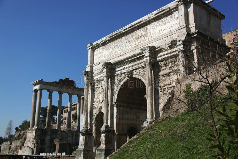 Bogen aus a Überreste aus Tempel aus uralt römisch aus Rom.