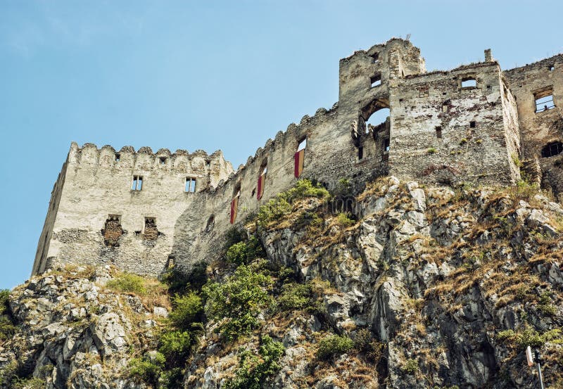 Zřícenina hradu Beckov na vysoké skále, Slovensko, krásné místo