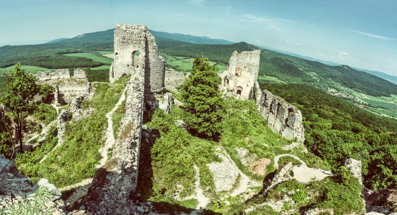 Zrúcanina hradu Gymes, Slovensko, starý filter