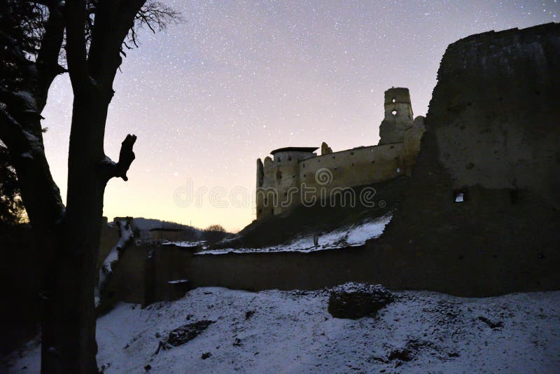 Fotografovanie zrúcanín hradu v nočnom Zborove Slovensko