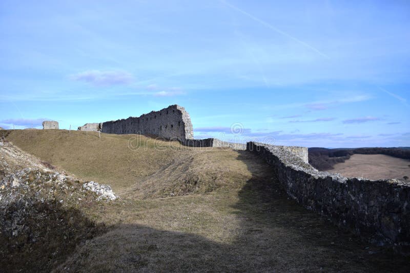 Zrúcanina hradu, ktorý bol založený Zrúcanina pomerne veľkého hradu, ktorý bol založený pravdepodobne v druhej polovici 13. storočia