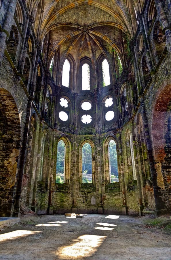 Restos de coro de iglesia en destruido abadía de, Bélgica.