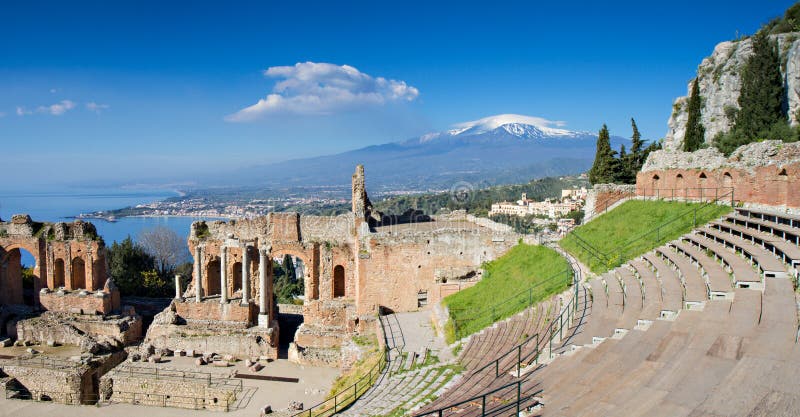Ruiny grécke Divadlo, Taormine, Sicília, Taliansko.