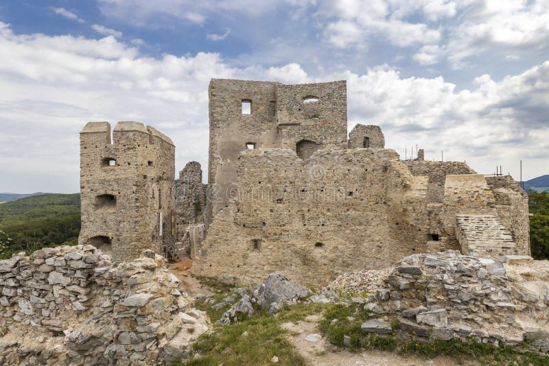 Zřícenina hradu Hrušov, okres Zlaté Moravce, Nitrianský kraj, Slovensko